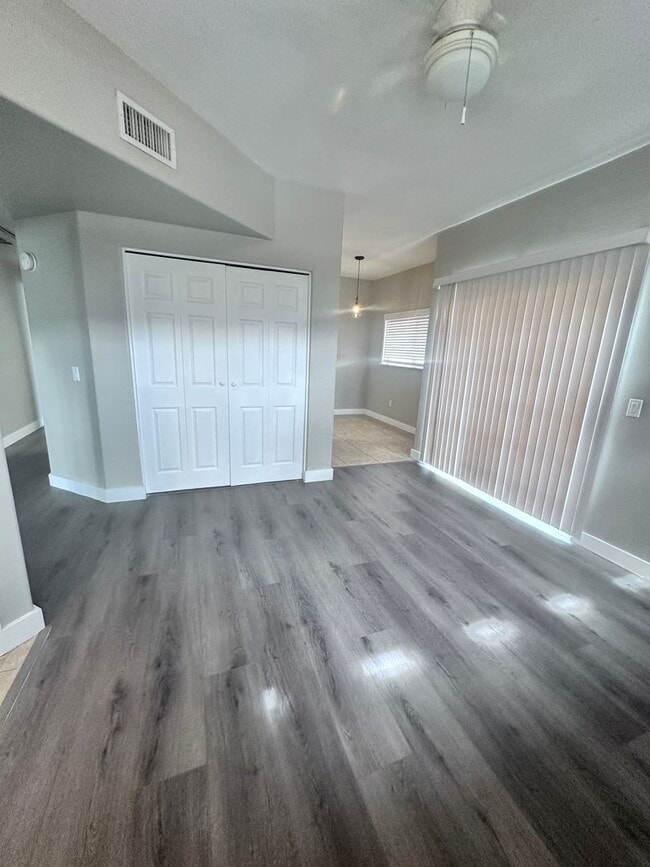 Photo - GREAT CONDO NEAR FREEWAY ACCESS! Unidad 250