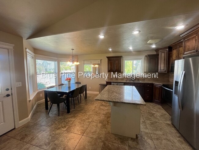Photo - 340 Chateau Dr