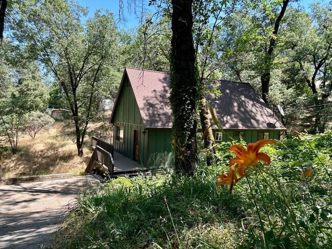 Building Photo - Charming 3 Bedroom 2 Bathroom Home Off Tyl...