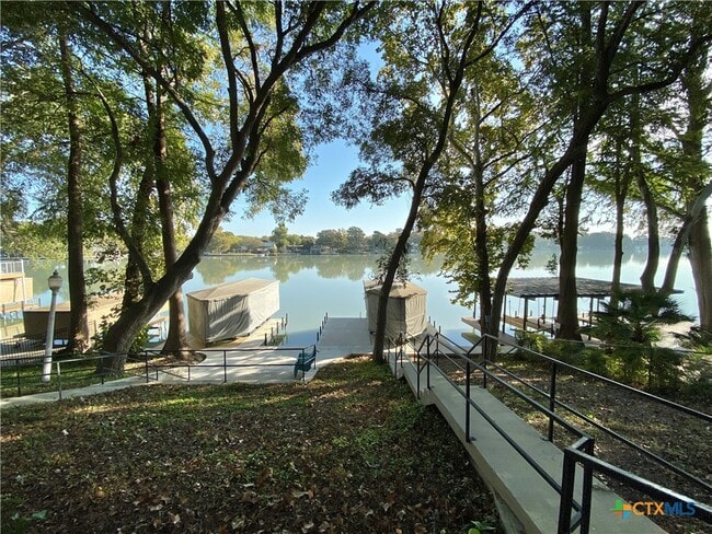 906 Lakeview Trail