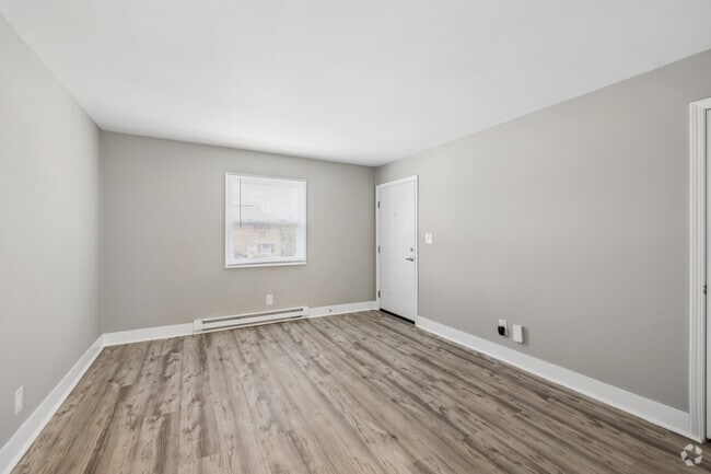 1BR, 1BA - 600SF - Living Room - Southgate Apartments