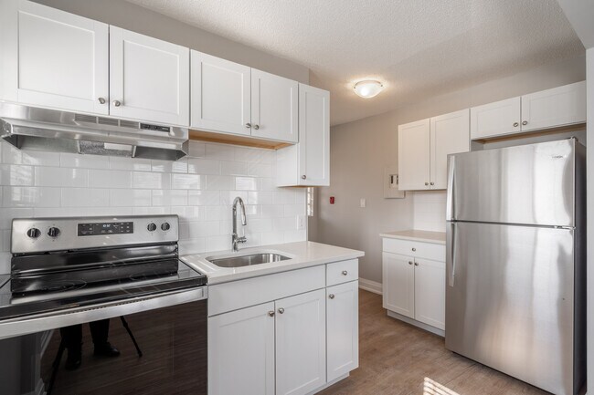 Photo - 2 Bedroom Unit in Small walk up Unité 5