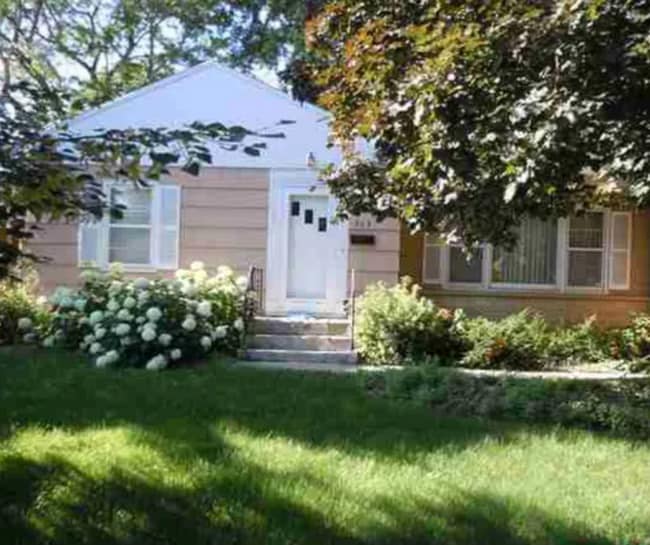 Building Photo - 513 Blue Earth St