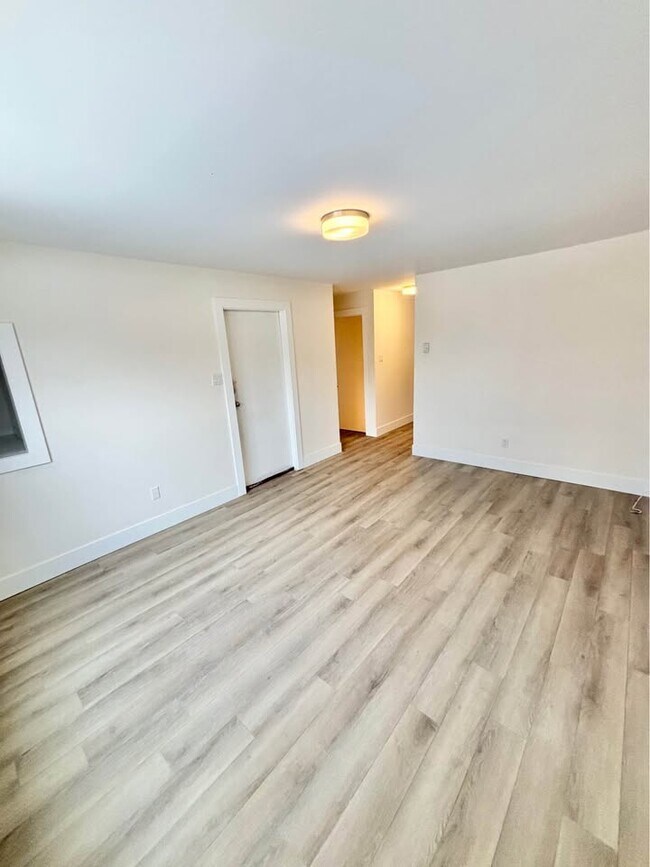 Photo - Beautifully Renovated 3-Bedroom, 2-Bathroom Apartment! Unité B