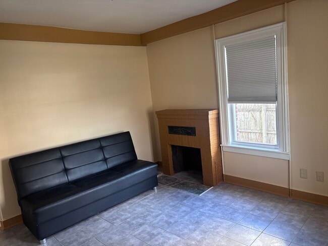 living room - 140 North Ave