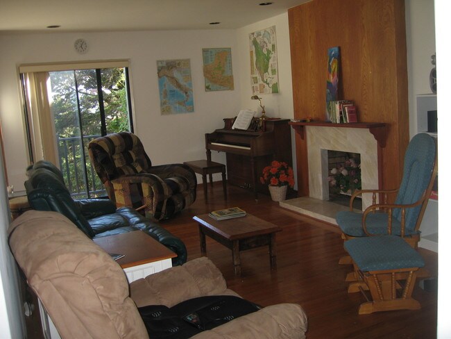 Living Room - 409 Dellbrook Ave
