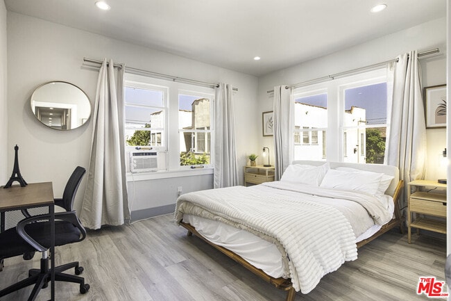 Building Photo - 1559 1/2 S Harvard Blvd