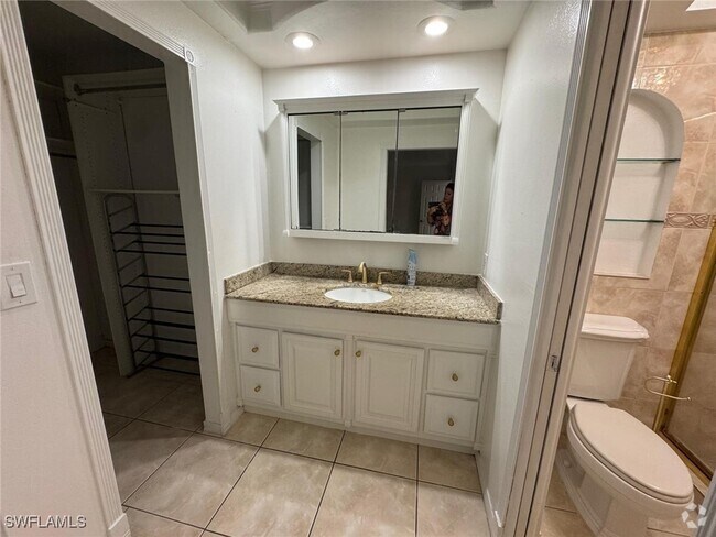 Building Photo - 618 SE 12th Ct Unit 2 Rental