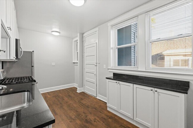 Photo - 2520 W Belle Plaine Ave Condo Unit 2