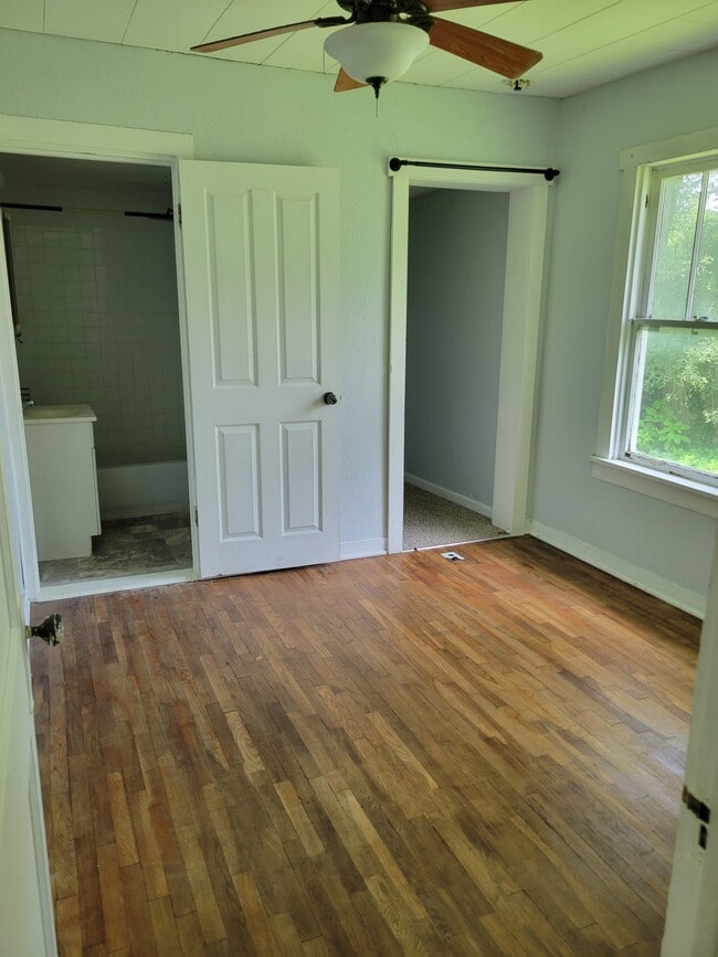 Photo - 1006 S Main St