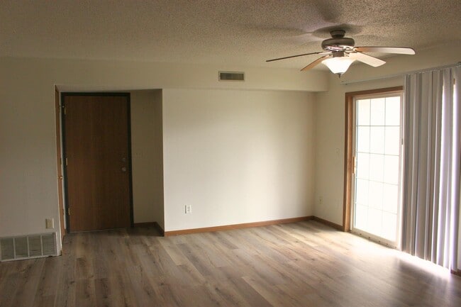 Photo - 560 Penn Ct Unit 4