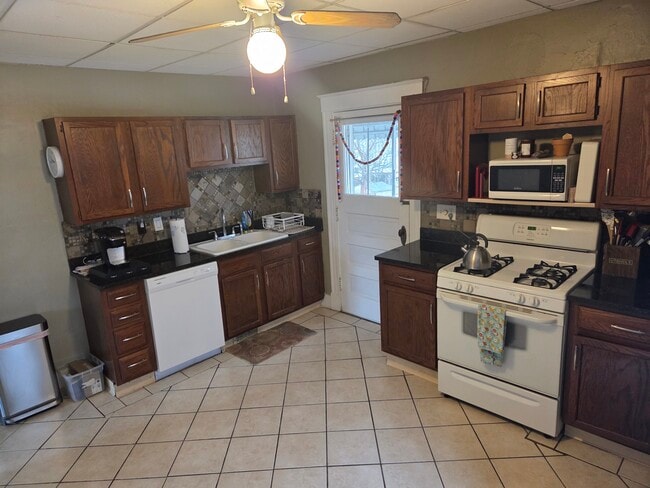 Building Photo - 4214 33rd Ave Unit 2