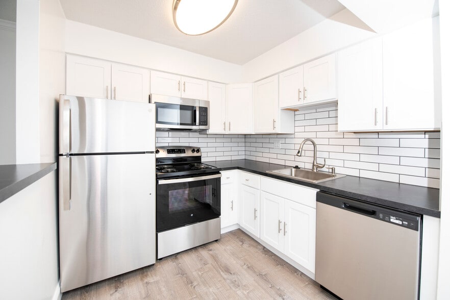 2BD, 1BA - Kitchen - Pic 1