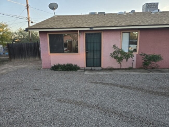 Building Photo - TRIPLEX 2BD/1BA COMING SOON!!! SPACIOUS BACKYARD!!