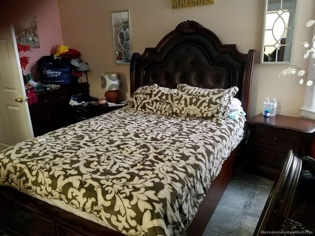Spacious 3.5 BDR Apartment with Closed Front Balcony & Backyard Access!