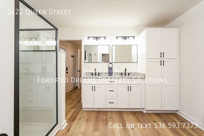 Photo - 2422 Queen St