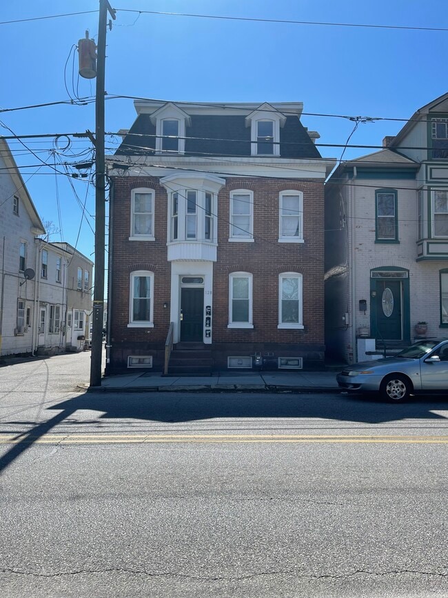 Building Photo - 128 High St Unit 3 Rental