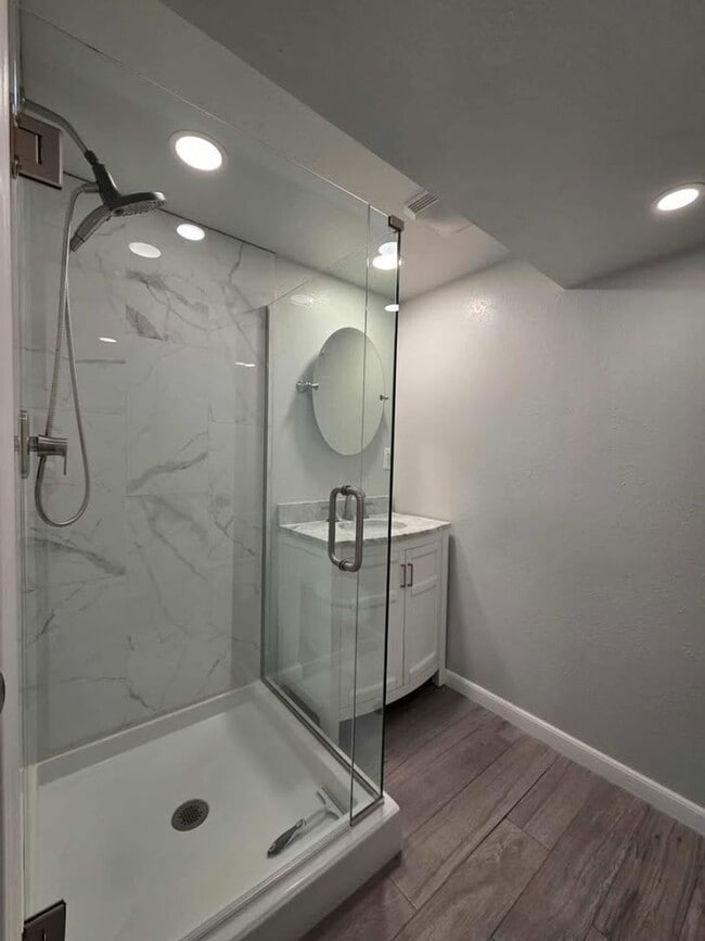 Building Photo - Low maintenance 3 bedroom! Unit Basement