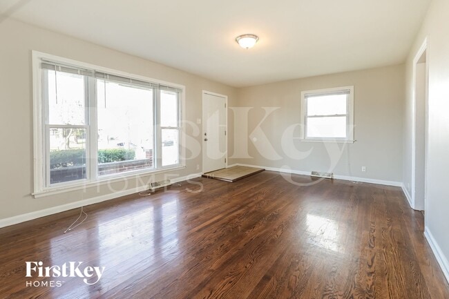 Photo - 461 Clyde Ave