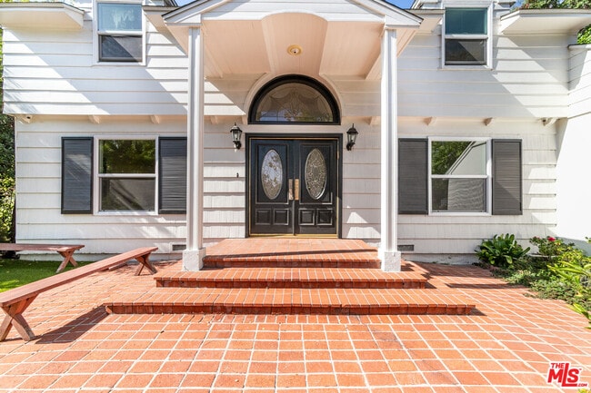 Photo - 661 Warner Ave