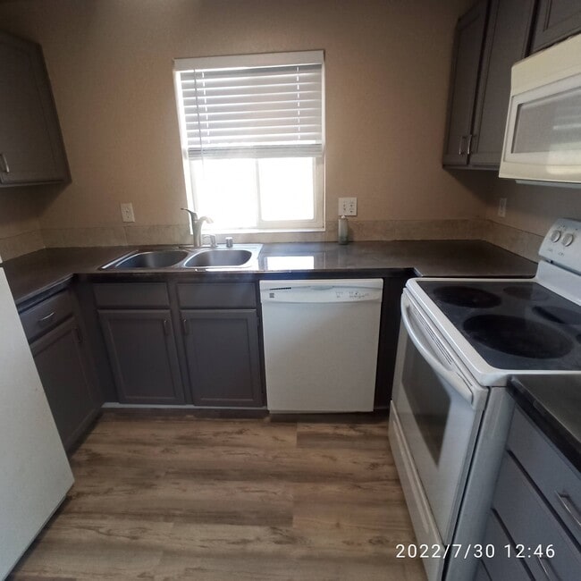 Kitchen with Dish Washer , Fridge, Ranger, Microwave - 7605 Ridgewood Dr Unit B