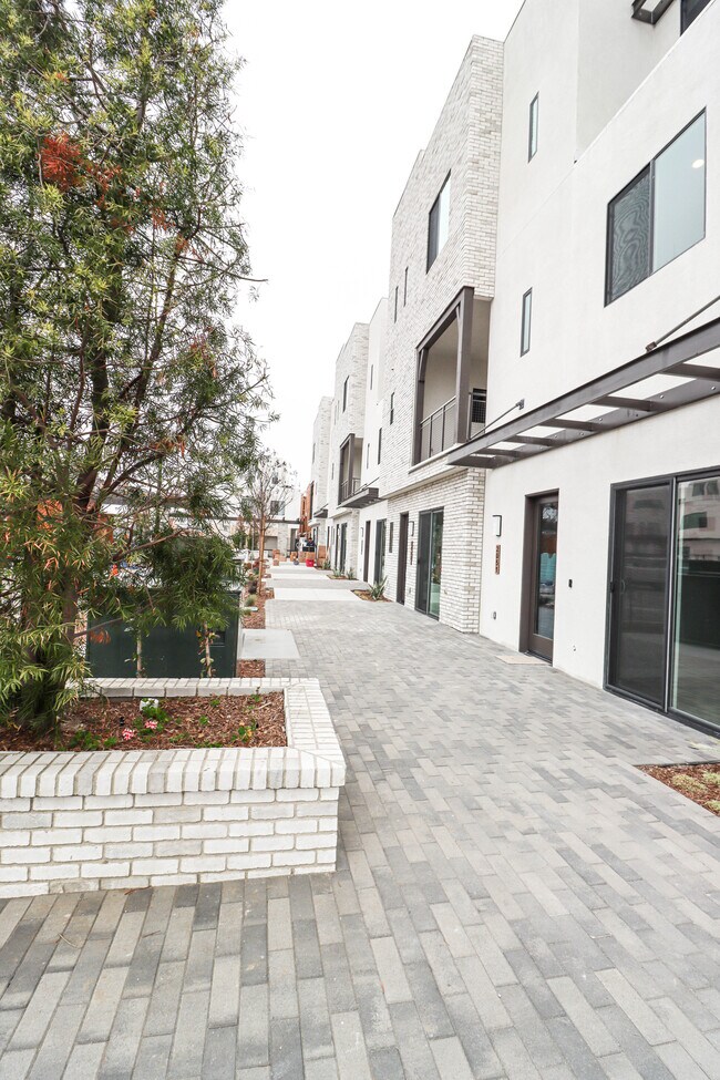 Photo - 2049 W Rosecrans Ave