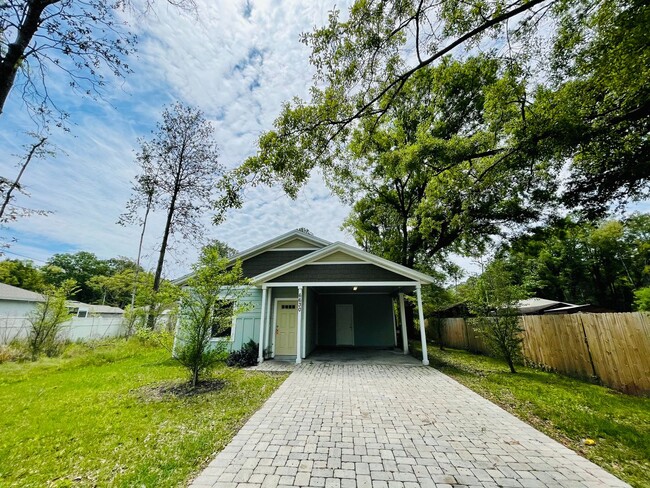 3/2 Home with attached carport! - 3/2 Home with attached carport!