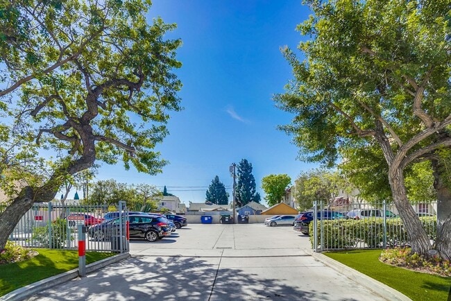 Gated parking - 4040-4060 S Hoover St (B)