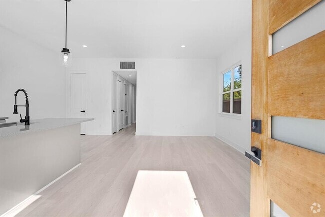 Building Photo - 1009 Lucky St Unit B Rental