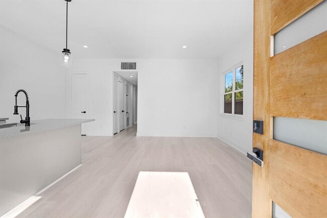 Photo - 1009 Lucky St Apartamento Unidad B