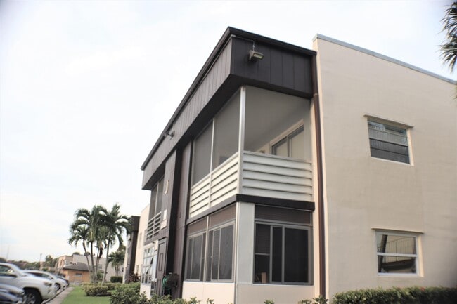 Building Photo - 464 Burgundy N Unit 464