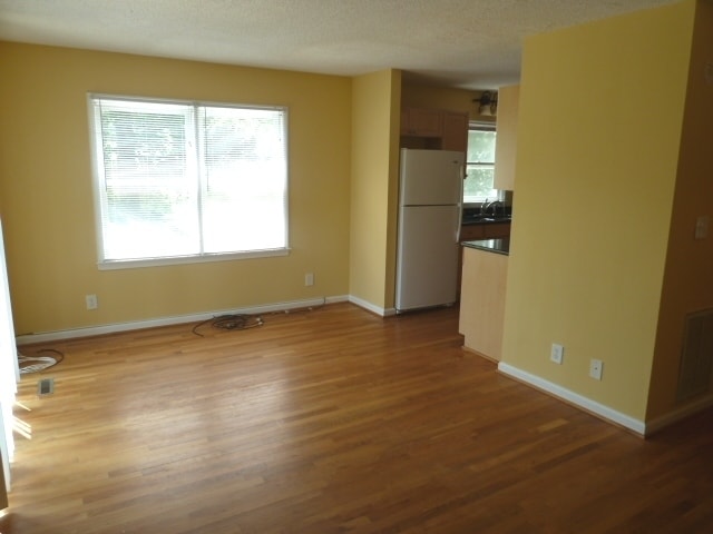 Photo - Large updated 4br 3.5ba duplex w/ parking ...