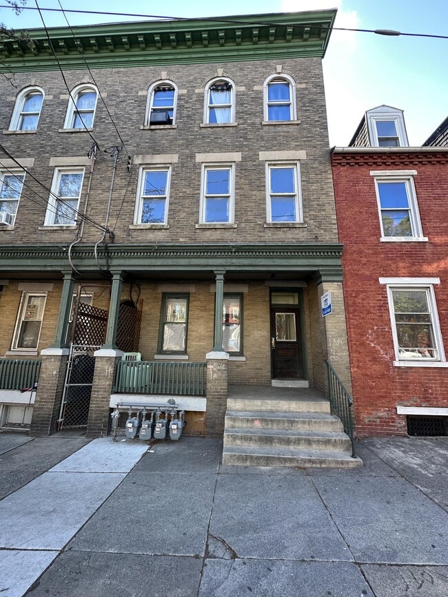 Building Photo - 318 S Queen St Unit 2
