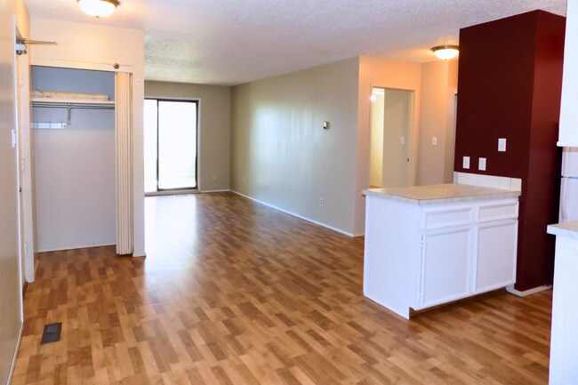 Photo - 10420-10100 100 Ave.