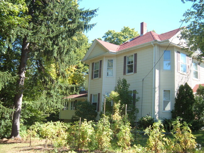 Building Photo - 11 Maple Ave Unit 2nd Flr Rental