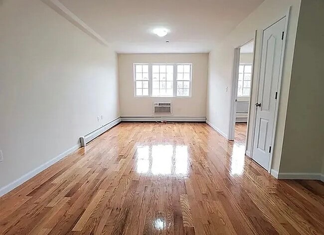 Building Photo - 17 Covert St Unit 2