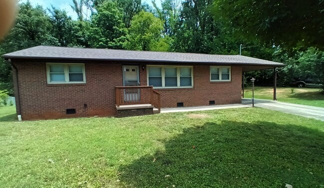 Building Photo - 3 Bedroom / 2 Bath Brick Ranch Home Kingsp...
