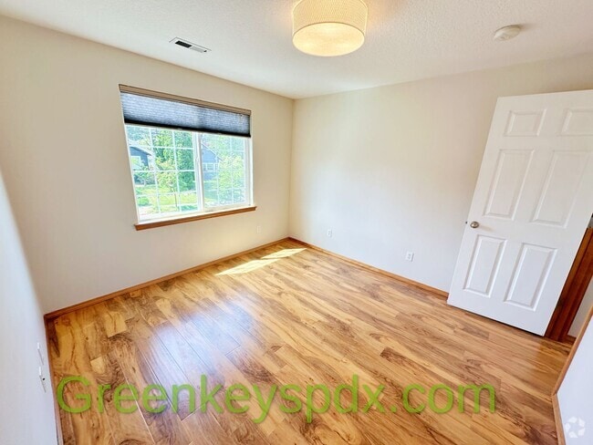 Building Photo - Awesome 3-bedroom 2.5-bathroom house in NE...