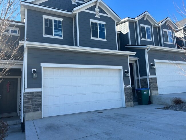 Building Photo - 3 Bedroom 2.5 Bathroom Townhome in Lehi!