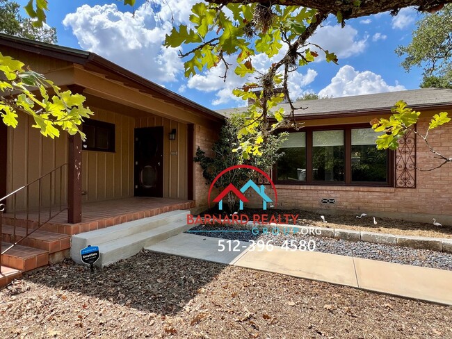 Building Photo - Charming 1970s home with mini original fea...