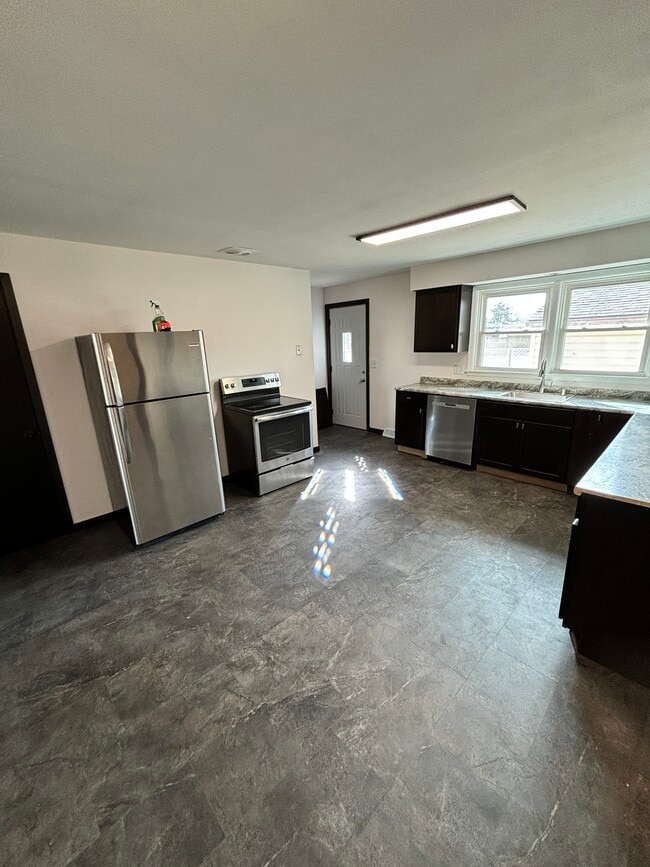 Photo - 2047 Ravine St