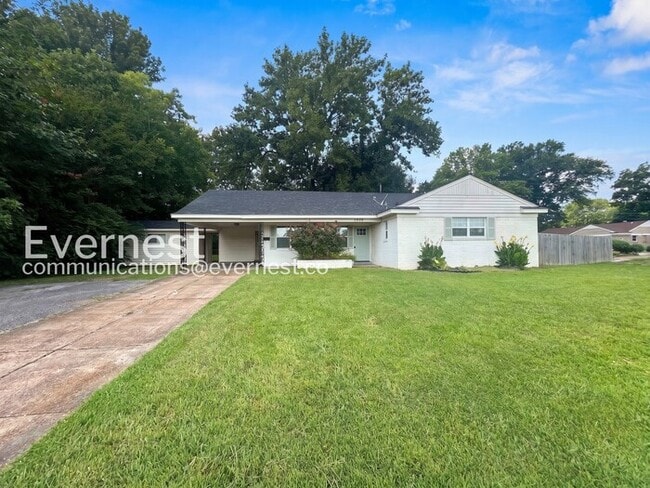 Building Photo - 3 Bed, 2 Bath Home with Fenced Yard / Pet-Friendly / Available Now!