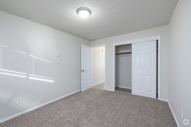 2BR, 1BA - 825SF