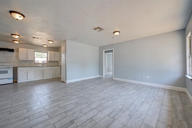 Photo - 5859 Westover St