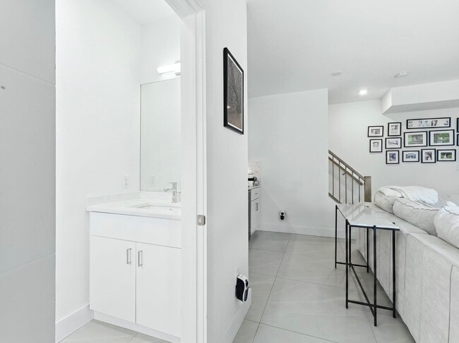Photo - 290 Griffith St Unit 1