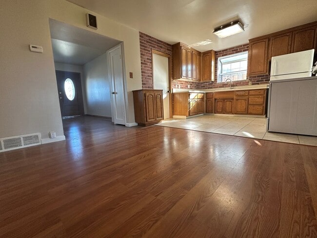 Photo - Lovely 3 Bed, 1 Bath with large backyard