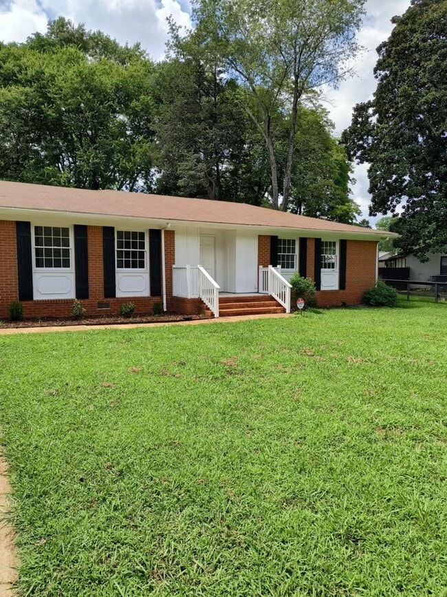 Building Photo - Fully Renovated 3 Bedroom, 2 Bath Home