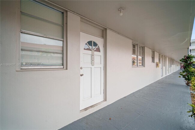 Photo - 18601 NE 14th Ave Unit 111