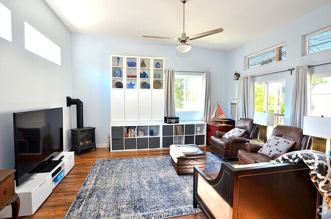 Building Photo - 1Bd/1Ba Guest house, centrally located.