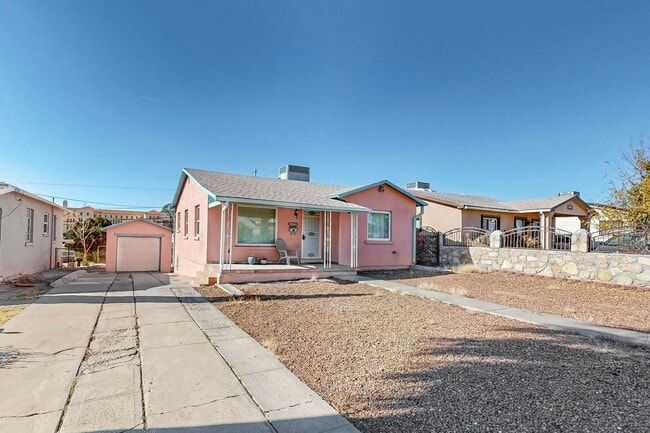 Photo - Charming 3 bedroom, 2 bath home in Central El Paso! Special No admin fee, $29 application fee!